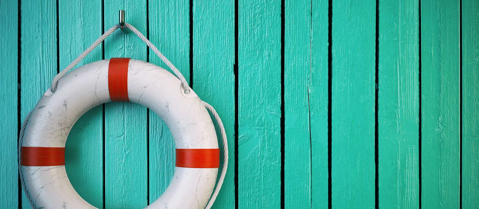 Symbolfoto zeigt einen Rettungsring, der an der Wand hängt