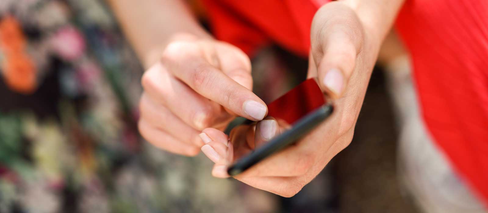 Symbolbild Arzneimittelvorbestellung zeigt eine Frau, die ein Smartphone benutzt