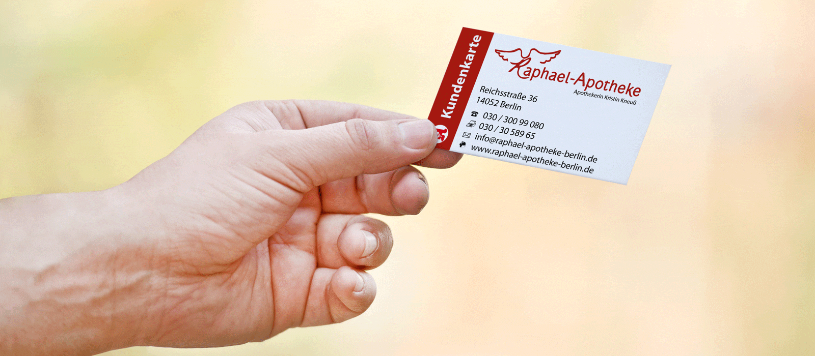 Symbolfoto zeigt die Kundenkarte der Raphael-Apotheke