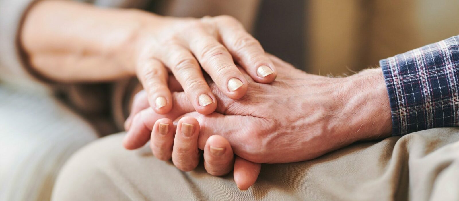 Symbolbild Empfehlungen/Partnerschaften zeigt eine Dame, die die Hand eines älteren Herren hält