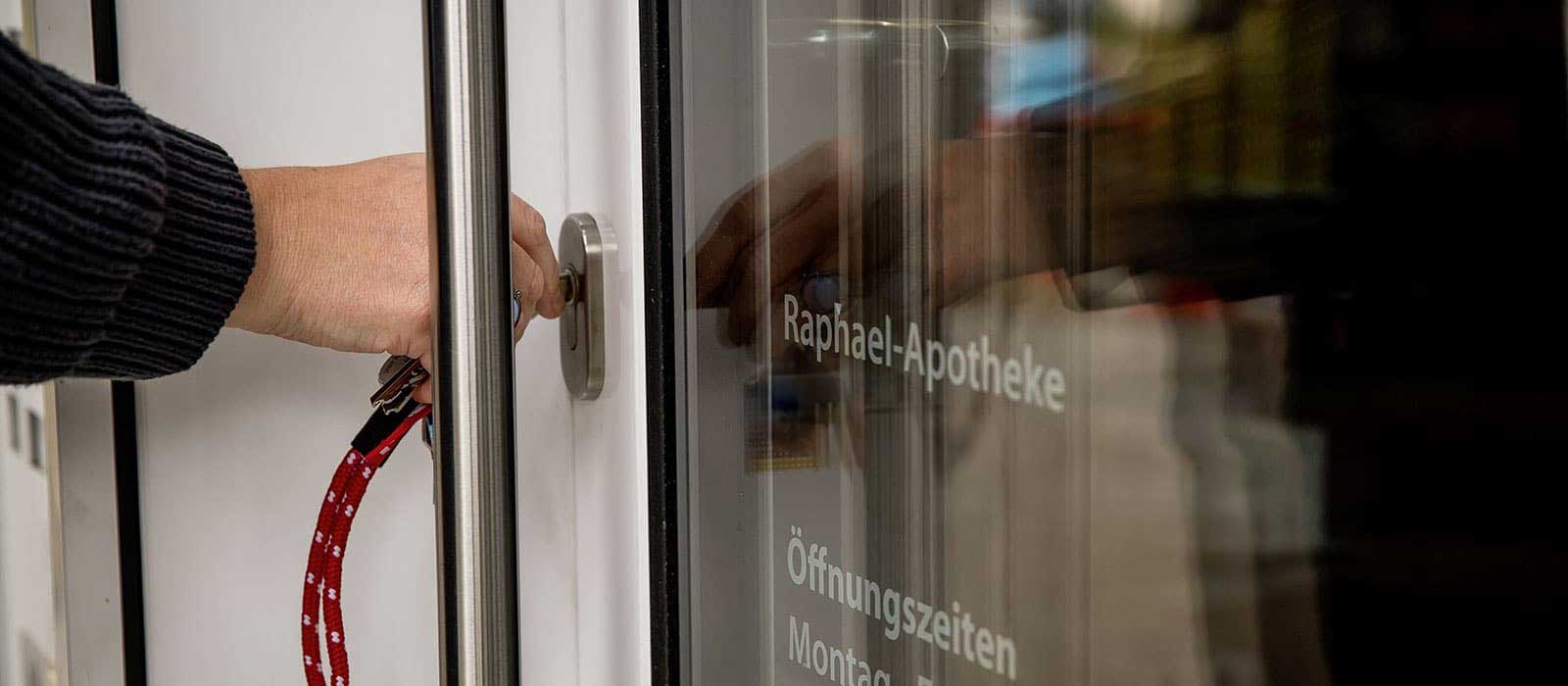 Mitarbeiterin schließt die Apotheke auf